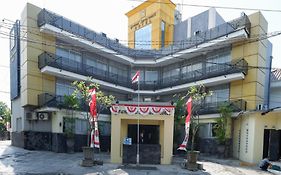 RedDoorz Plus @ Singosari Raya